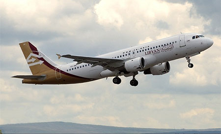un avión de la aerolinea LIBYAN Túnez reabre el espacio aéreo para los vuelos con Libia
